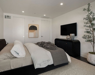 724 N Croft Avenue - Photo Thumbnail 9