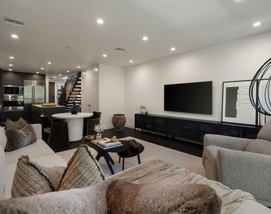 724 N Croft Avenue - Photo Thumbnail 2