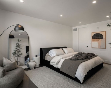 724 N Croft Avenue - Photo Thumbnail 8