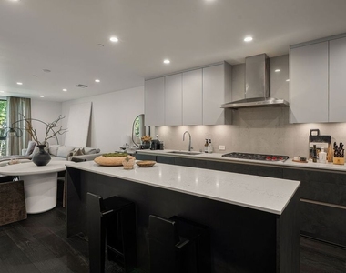 724 N Croft Avenue - Photo Thumbnail 3