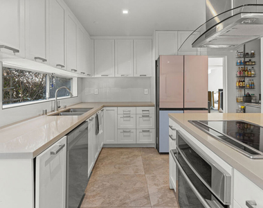 11925 Goshen Avenue - Photo Thumbnail 8