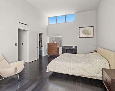 11925 Goshen Avenue - Photo Thumbnail 9