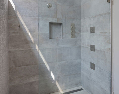 11925 Goshen Avenue - Photo Thumbnail 15