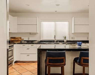 1516 N Genesee Avenue - Photo Thumbnail 7