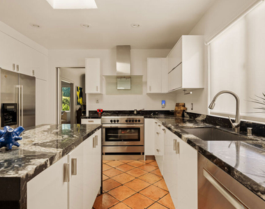 1516 N Genesee Avenue - Photo Thumbnail 8
