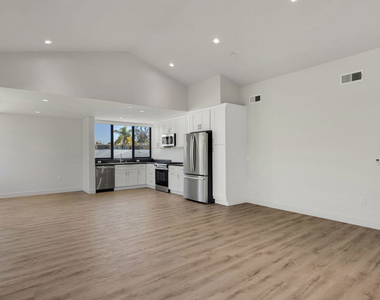 153 San Vicente Boulevard - Photo Thumbnail 2