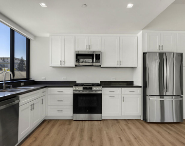 153 San Vicente Boulevard - Photo Thumbnail 4