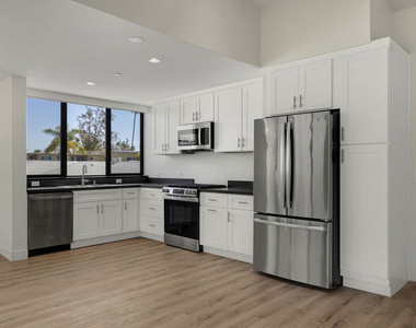 153 San Vicente Boulevard - Photo Thumbnail 3