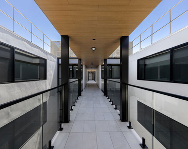 153 San Vicente Boulevard - Photo Thumbnail 14