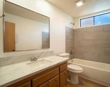 4766 Noyes St - Photo Thumbnail 20