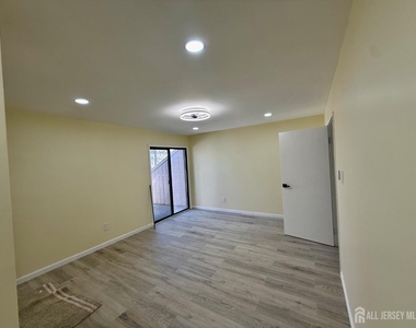 1502 Bromley Estates - Photo Thumbnail 7