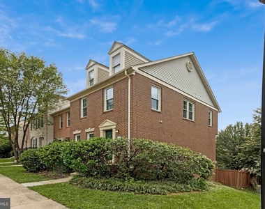 208 Ellsworth Street - Photo Thumbnail 1
