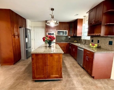 2608 Capital Court - Photo Thumbnail 5