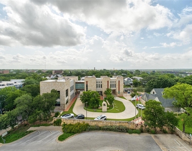 800 Embassy Dr - Photo Thumbnail 36