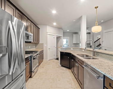 1810 Harvey St - Photo Thumbnail 3