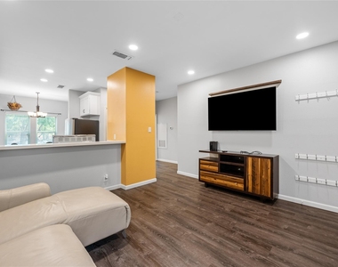 2414 Longview St - Photo Thumbnail 7