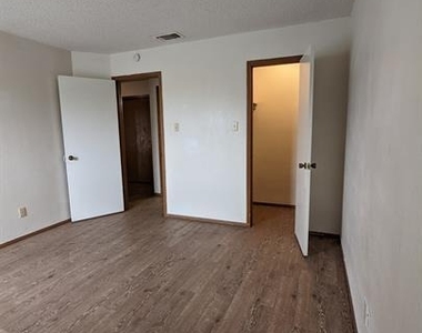 2800 Bull Run - Photo Thumbnail 9