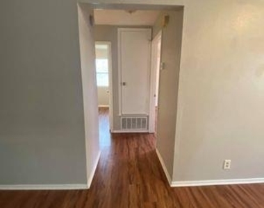9806 Roxanna Dr - Photo Thumbnail 3