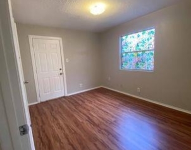 9806 Roxanna Dr - Photo Thumbnail 6