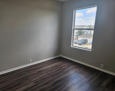 18732 Imperial Eagle Ln - Photo Thumbnail 8