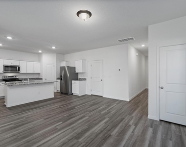 112 Pronghorn St - Photo Thumbnail 2