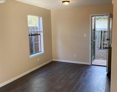 139 Elm Dr - Photo Thumbnail 2