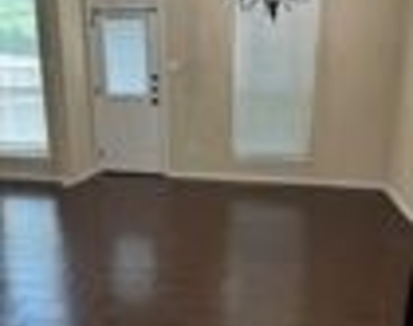 207 N College St - Photo Thumbnail 3