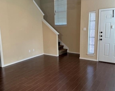 207 N College St - Photo Thumbnail 1