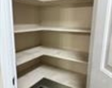 207 N College St - Photo Thumbnail 2