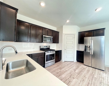 1917 Daleside Ln - Photo Thumbnail 8