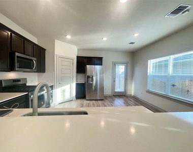 1917 Daleside Ln - Photo Thumbnail 7