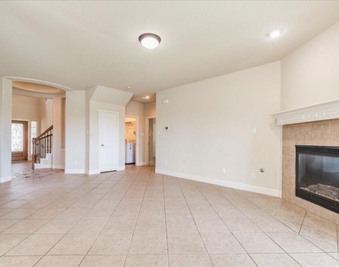 3831 Aqua Ln - Photo Thumbnail 7
