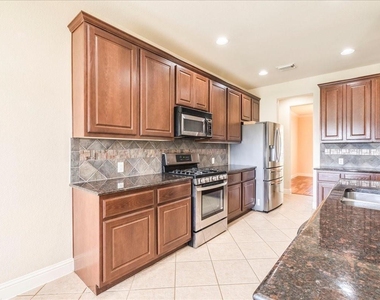 3831 Aqua Ln - Photo Thumbnail 11