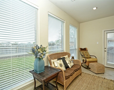 3831 Aqua Ln - Photo Thumbnail 16