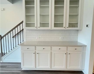 610 Alder Creek Way - Photo Thumbnail 8