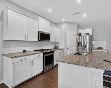 616 Blue Ash Court - Photo Thumbnail 14