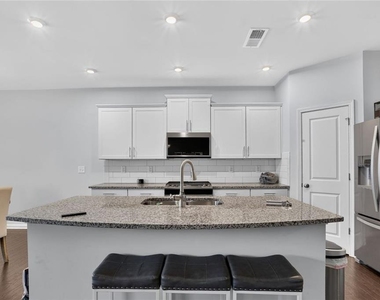 616 Blue Ash Court - Photo Thumbnail 13