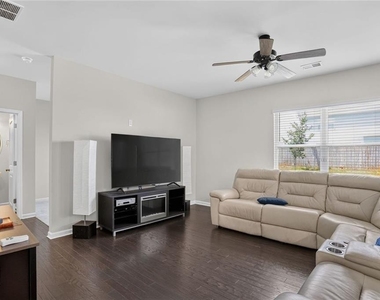616 Blue Ash Court - Photo Thumbnail 9