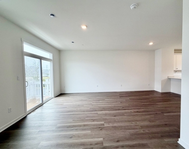 513 Yosemite Way - Photo Thumbnail 20