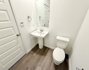 513 Yosemite Way - Photo Thumbnail 4