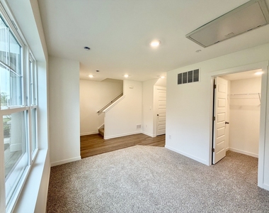 513 Yosemite Way - Photo Thumbnail 3