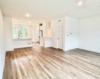 513 Yosemite Way - Photo Thumbnail 10
