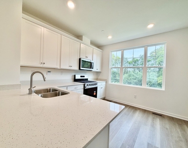 513 Yosemite Way - Photo Thumbnail 8