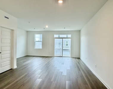 513 Yosemite Way - Photo Thumbnail 9