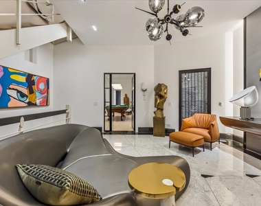 1318 N Astor Street - Photo Thumbnail 3