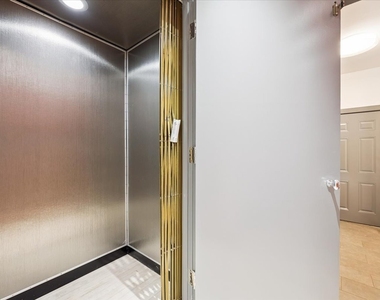 1318 N Astor Street - Photo Thumbnail 17