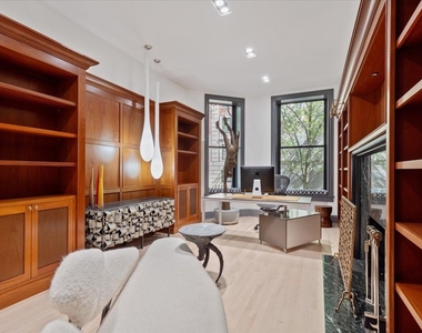 1318 N Astor Street - Photo Thumbnail 8