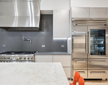 1318 N Astor Street - Photo Thumbnail 31