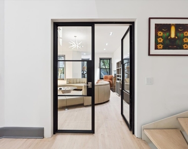 1318 N Astor Street - Photo Thumbnail 25