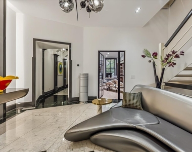 1318 N Astor Street - Photo Thumbnail 6